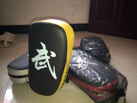 Boxing Karate Kick Pads in PU Leather for Taekwondo Kickboxing in the Muay Thai style of MMA Boxing Pad Punch Mitts Punching Bag Kicking Shield Training 1PC Sandbag Workout PU Leather Muay Thai Foot Target Taekwondo Training Gear Au+hentic Sport Spot